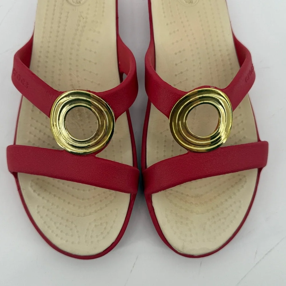 Crocs Sanrah Beveled Circle Slide Sandal Red Gold Women 8 Flip Flop Casual Comfy